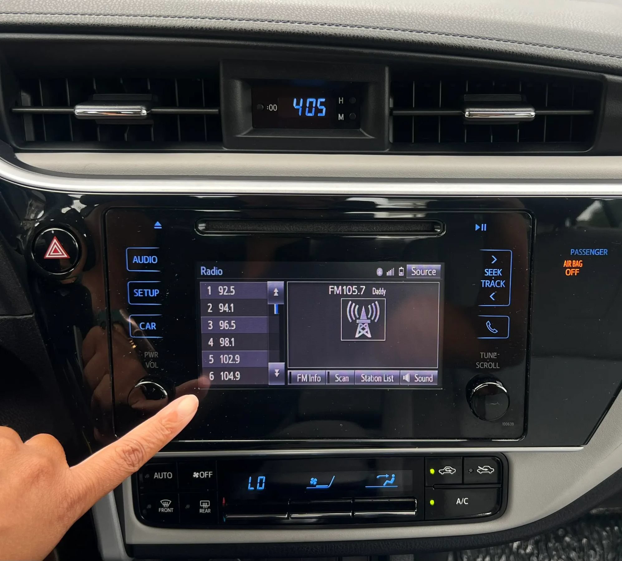 Used 2018 Toyota Corolla LE w/ Body Protection Package FWD image 14