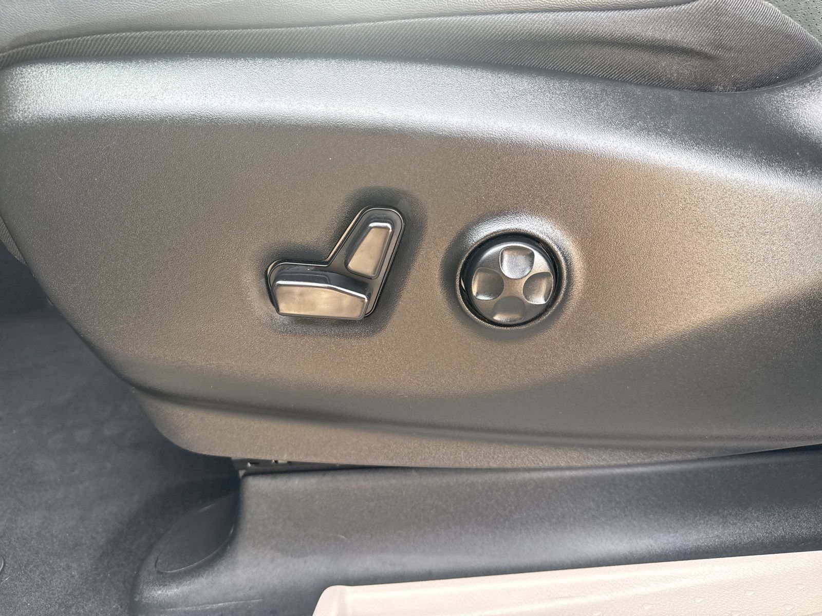 Used 2024 Chrysler Pacifica Limited FWD image 21