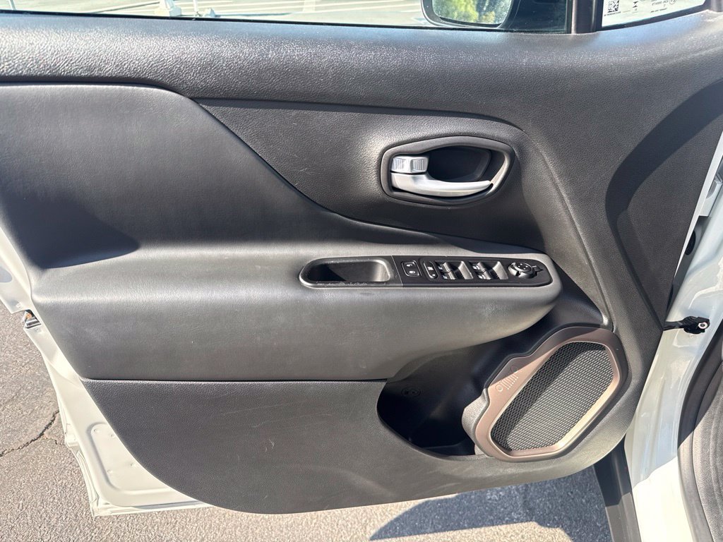 Certified 2023 Jeep Renegade Latitude AWD/4WD image 12