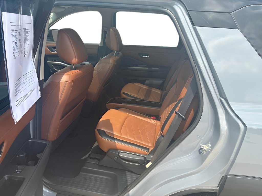 Used 2023 Nissan Pathfinder Platinum AWD/4WD image 19