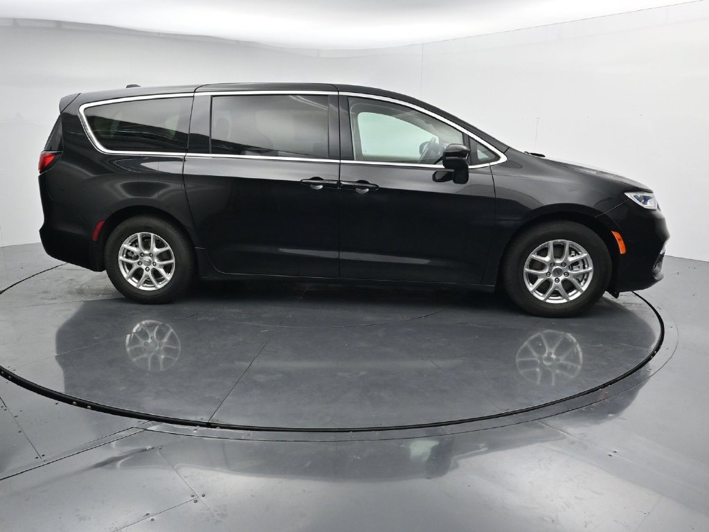 Used 2023 Chrysler Pacifica Touring-L FWD image 9
