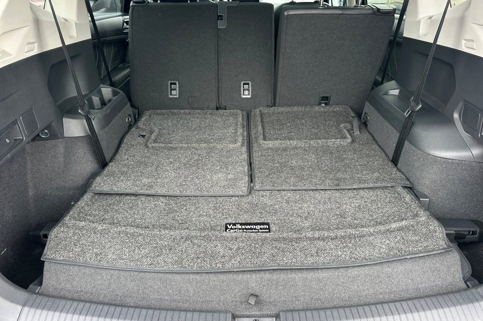 Used 2023 Volkswagen Tiguan SE w/ Panoramic Sunroof Package FWD image 16