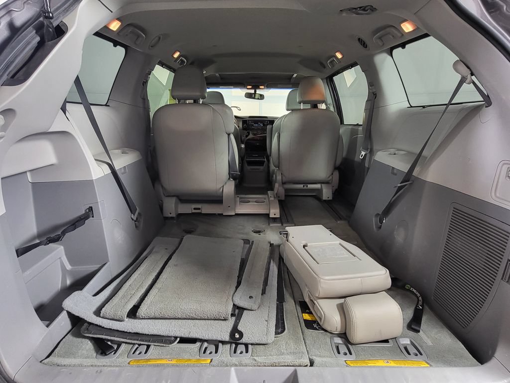 Used 2014 Toyota Sienna XLE FWD image 7