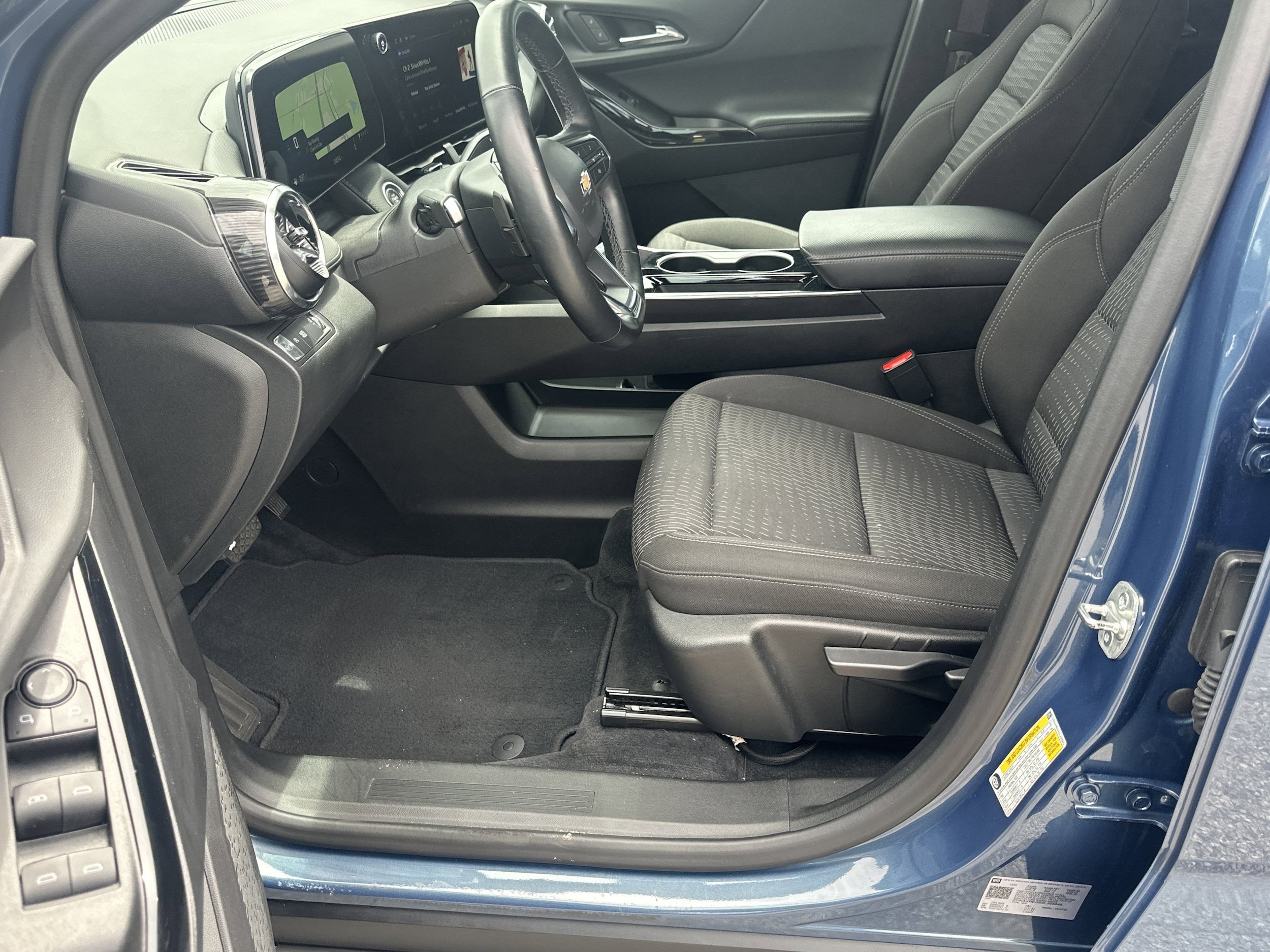 Used 2025 Chevrolet Equinox LT FWD image 9