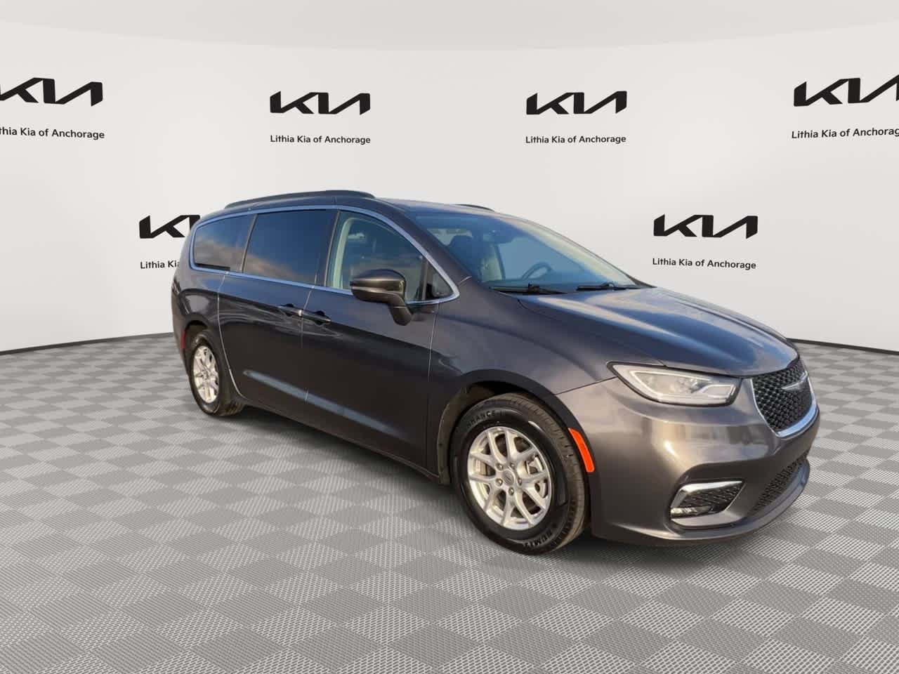 Used 2022 Chrysler Pacifica Touring-L FWD image 4