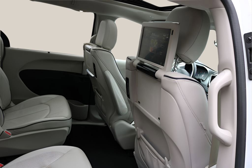 Used 2018 Chrysler Pacifica Limited w/ Advanced Safetytec Group FWD image 20