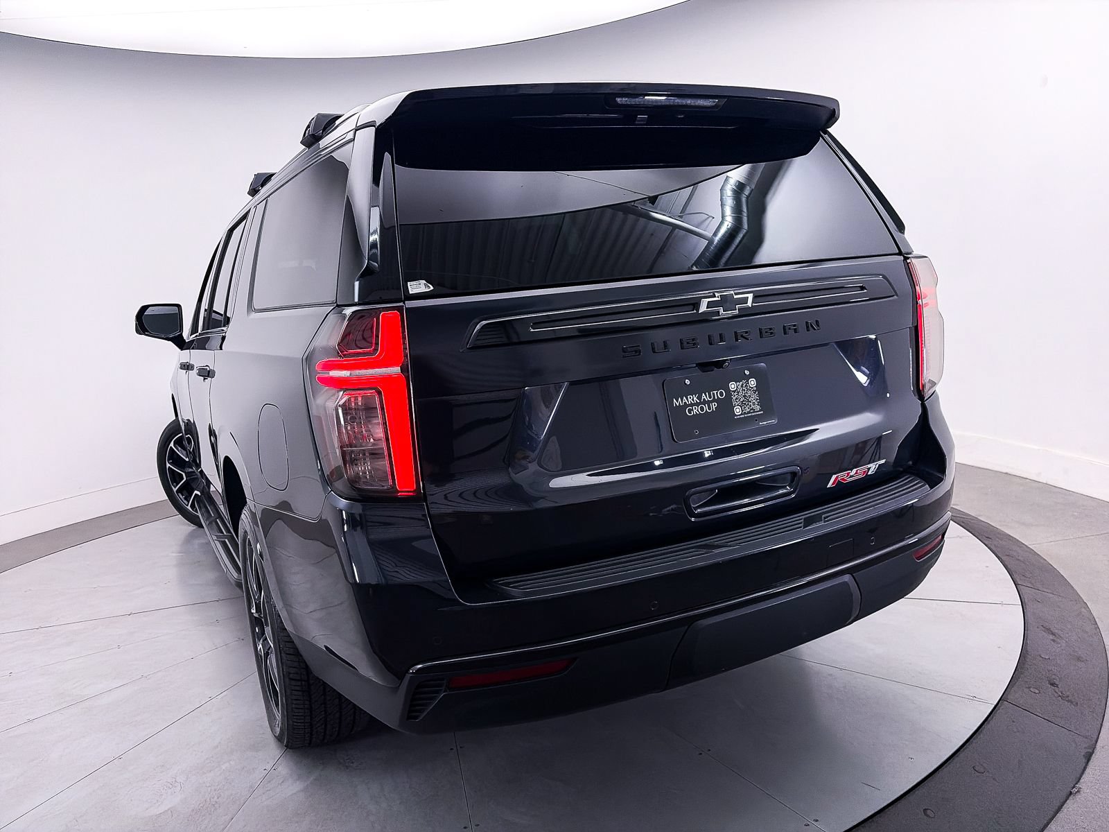 Used 2023 Chevrolet Suburban RST w/ Luxury Package RWD image 4