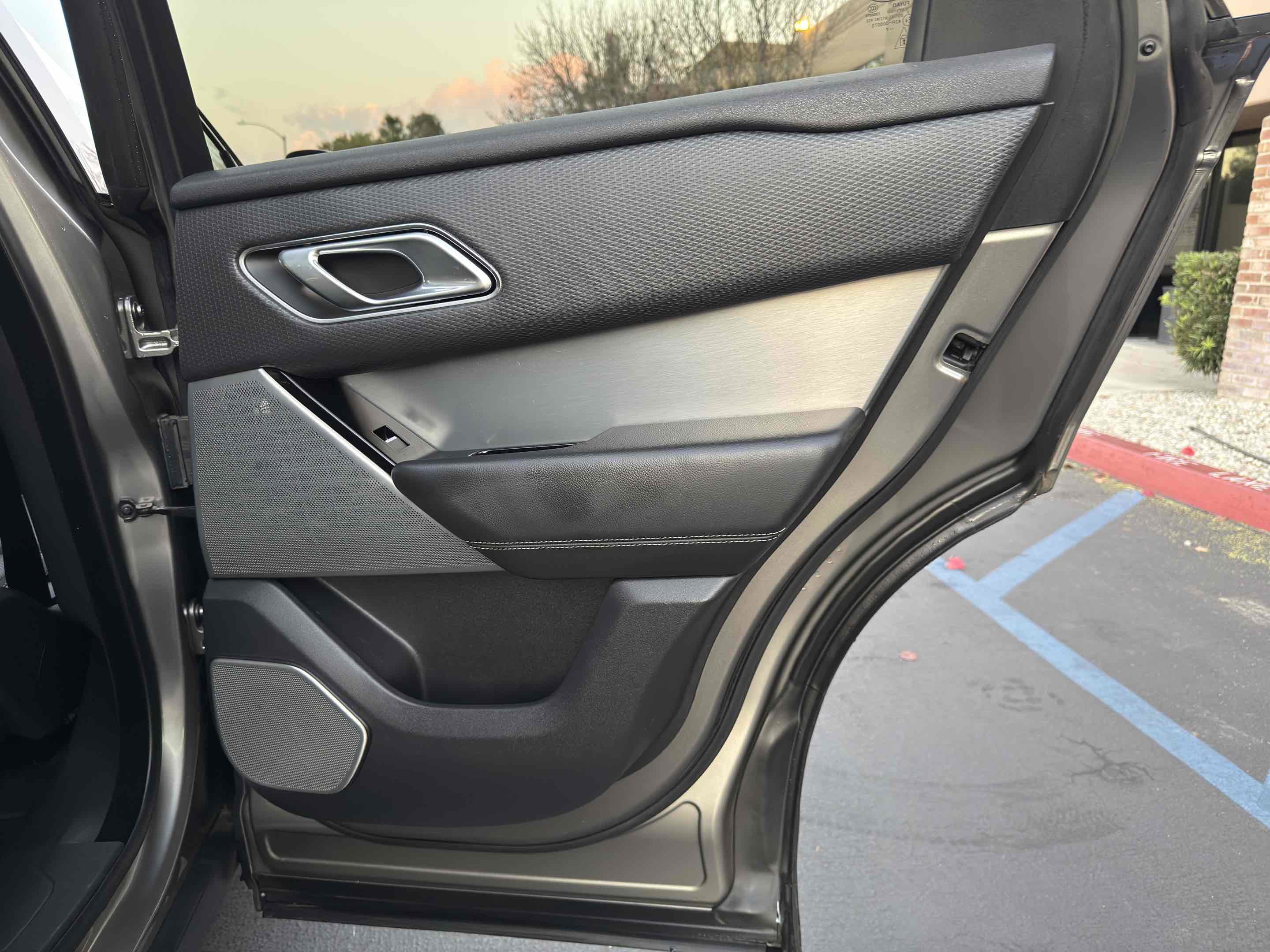 Used 2018 Land Rover Range Rover Velar R-Dynamic SE image 74