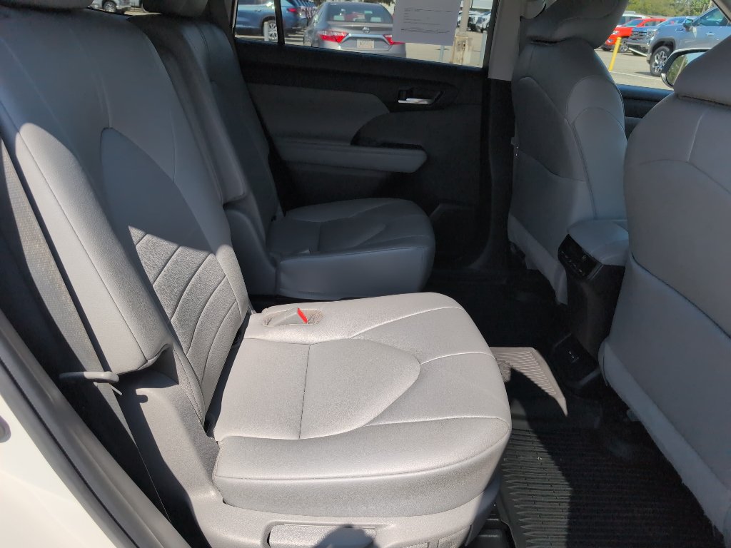 Used 2022 Toyota Highlander XLE FWD image 12