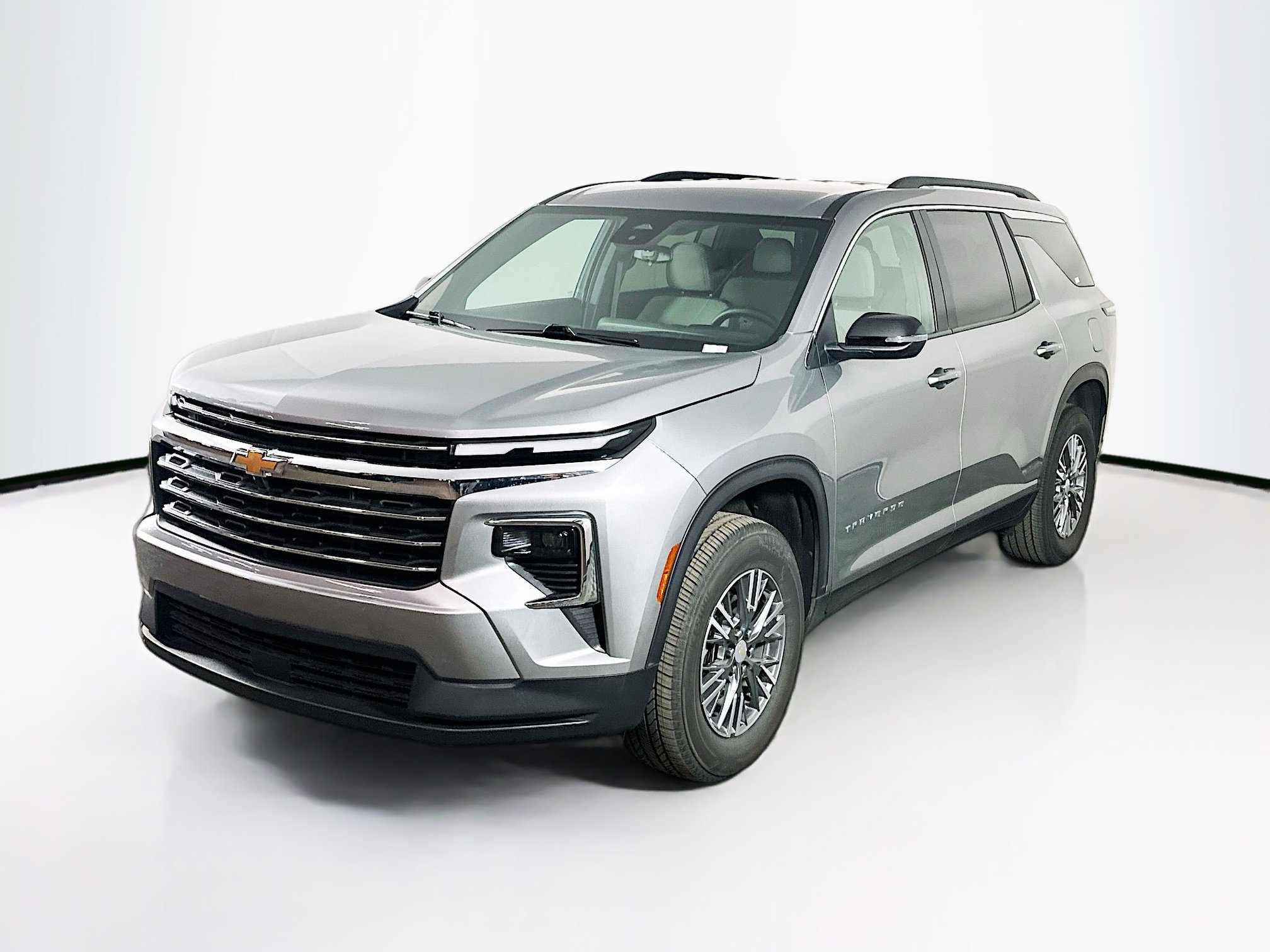 Used 2025 Chevrolet Traverse LT image 3