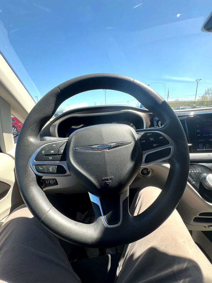 Used 2017 Chrysler Pacifica Touring w/ Tire & Wheel Group image 15