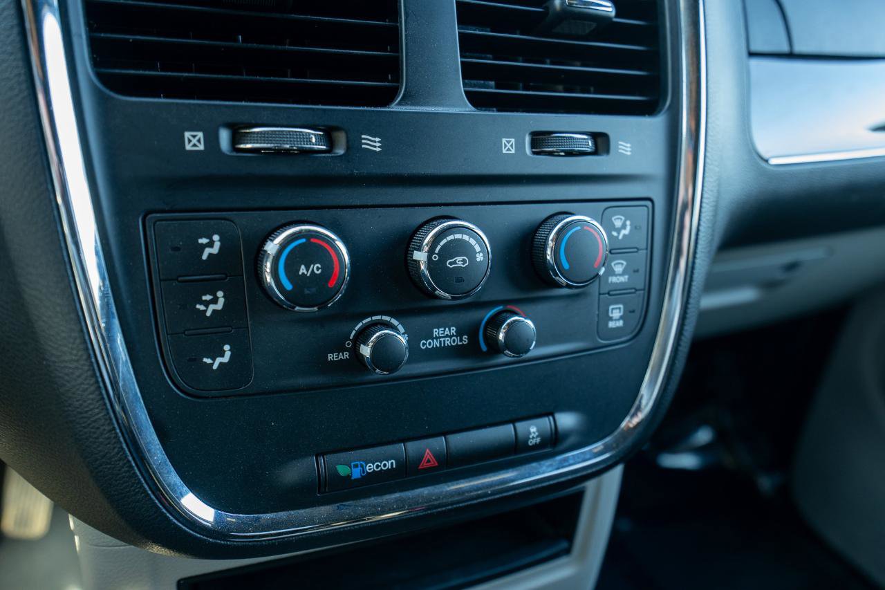 Used 2016 Dodge Grand Caravan SE FWD image 18
