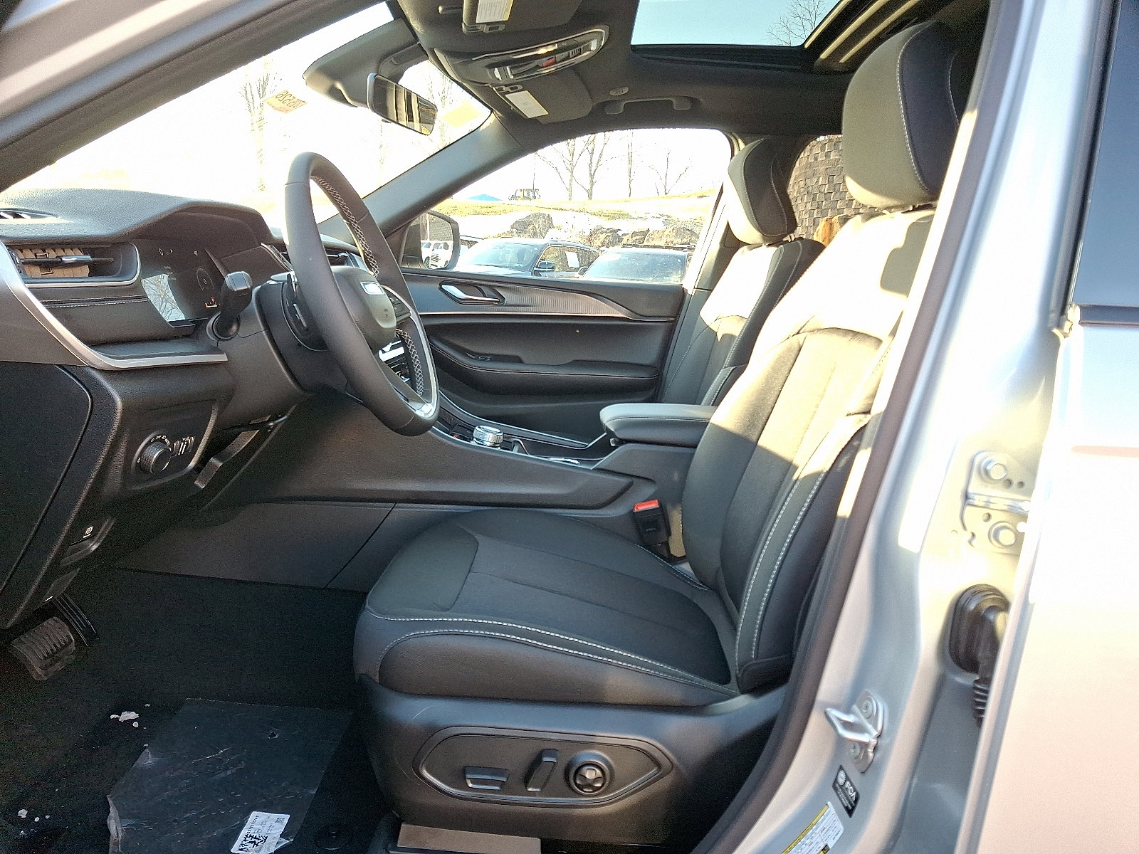 New 2025 Jeep Grand Cherokee Laredo X image 11