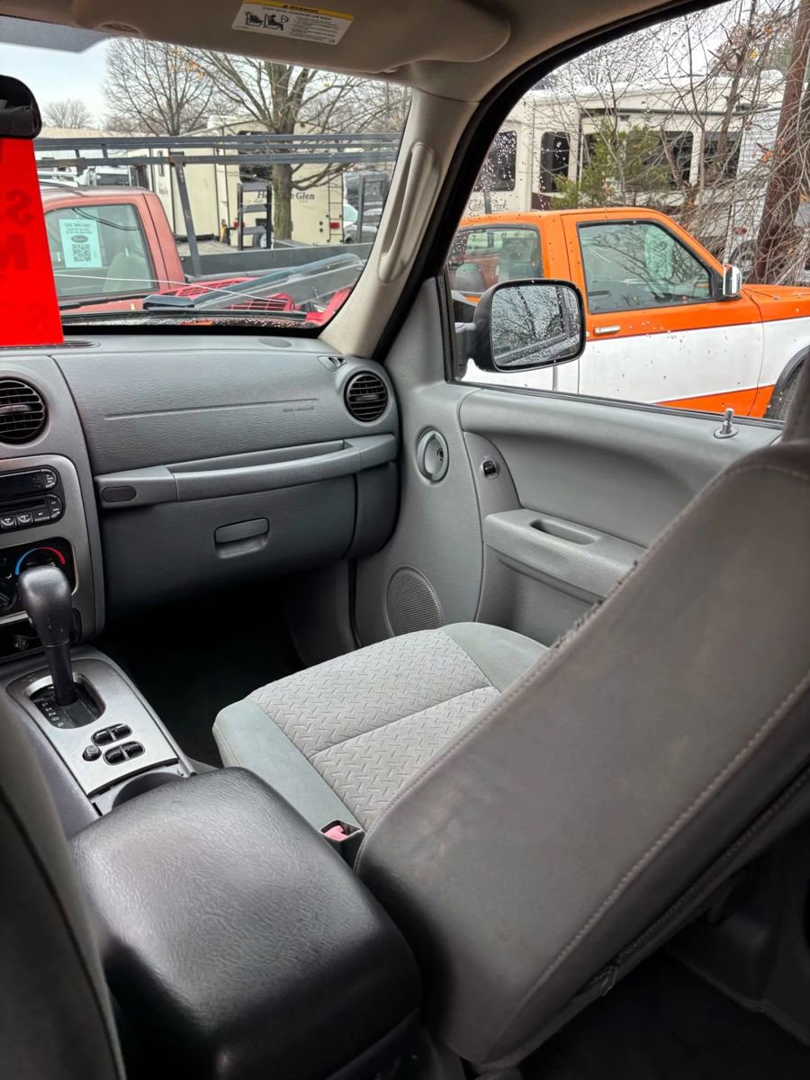 Used 2005 Jeep Liberty Renegade image 39
