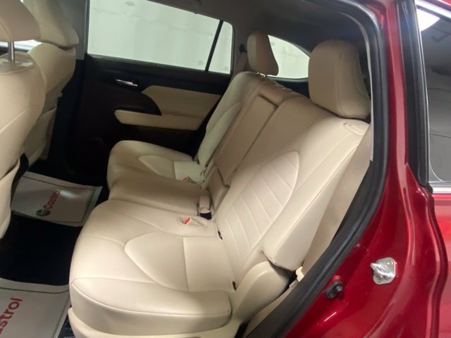 Used 2020 Toyota Highlander XLE FWD image 14