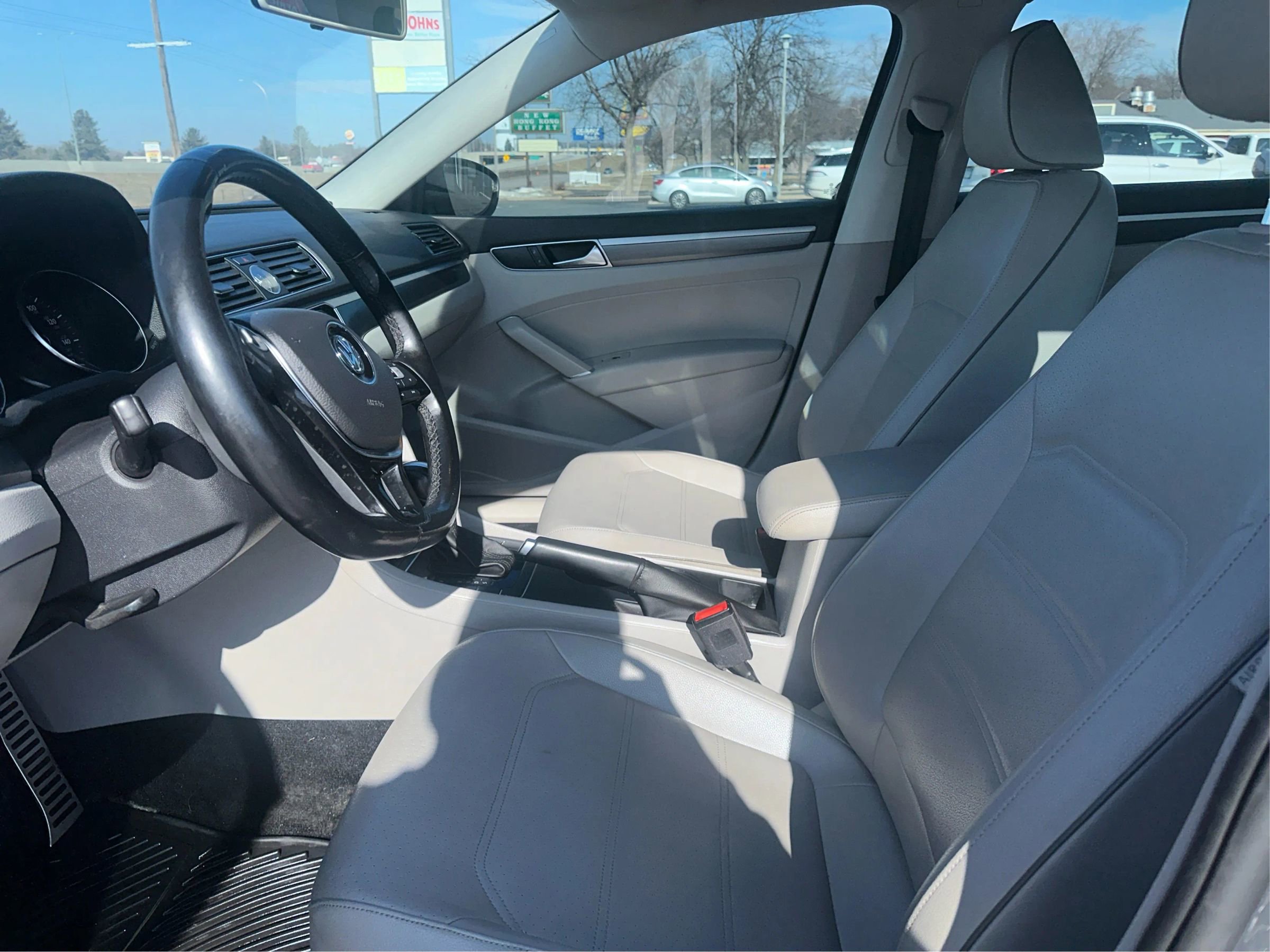 Used 2017 Volkswagen Passat 1.8T R-Line image 9