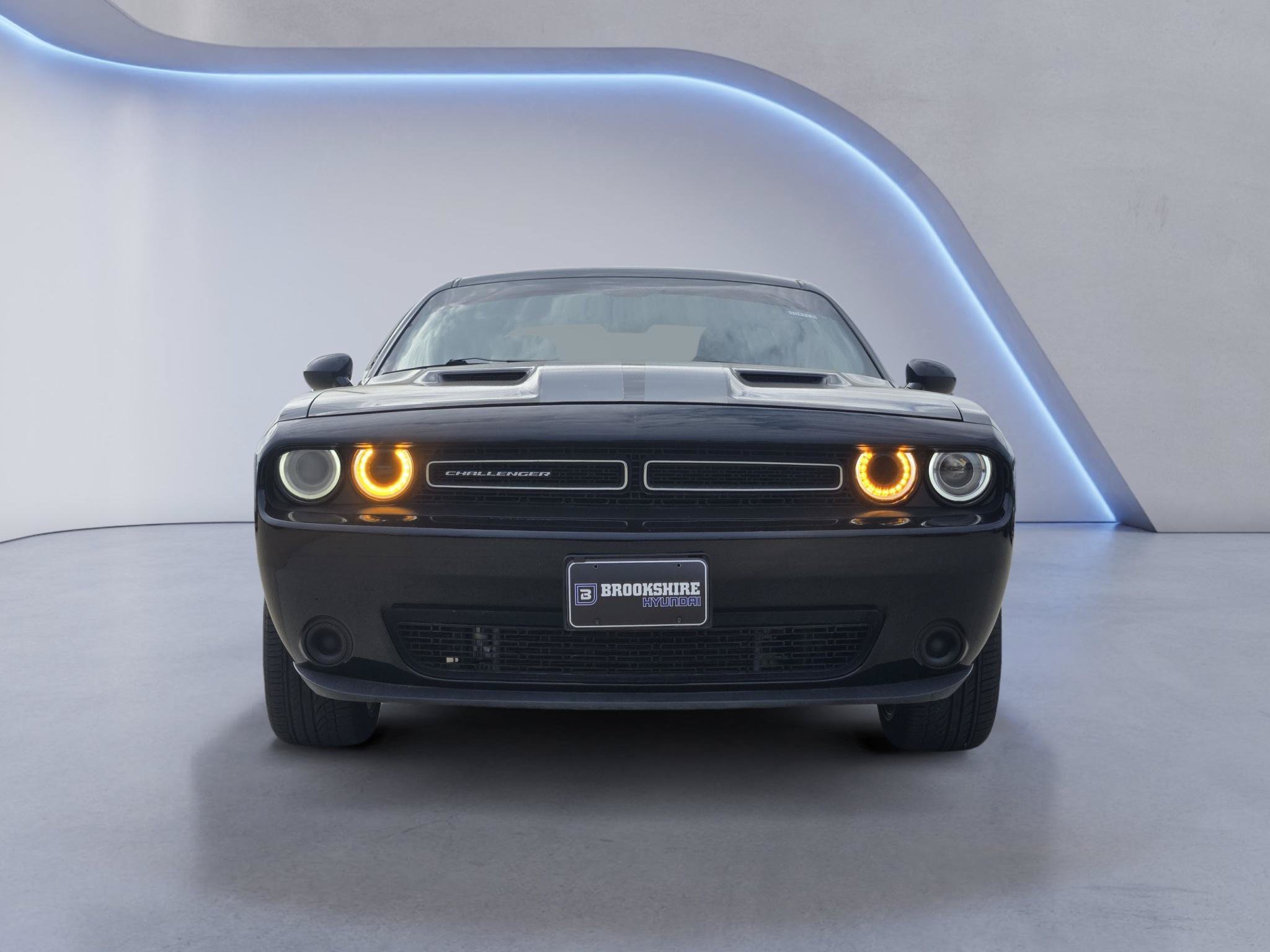 Used 2018 Dodge Challenger SXT RWD image 2