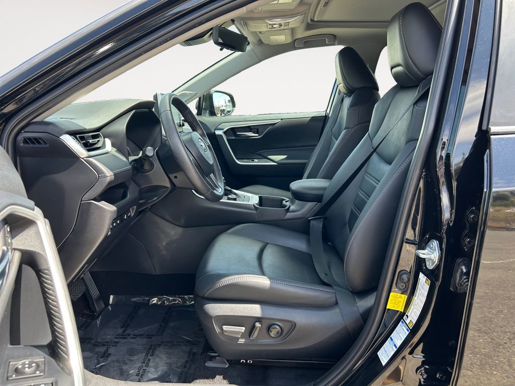 Used 2022 Toyota RAV4 XLE Premium image 15