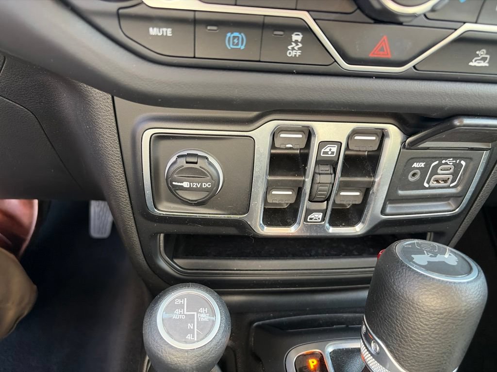 Used 2025 Jeep Wrangler Unlimited Sahara AWD/4WD image 32
