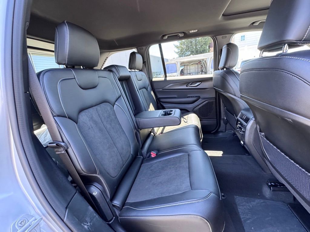 New 2025 Jeep Grand Cherokee Altitude AWD/4WD image 21