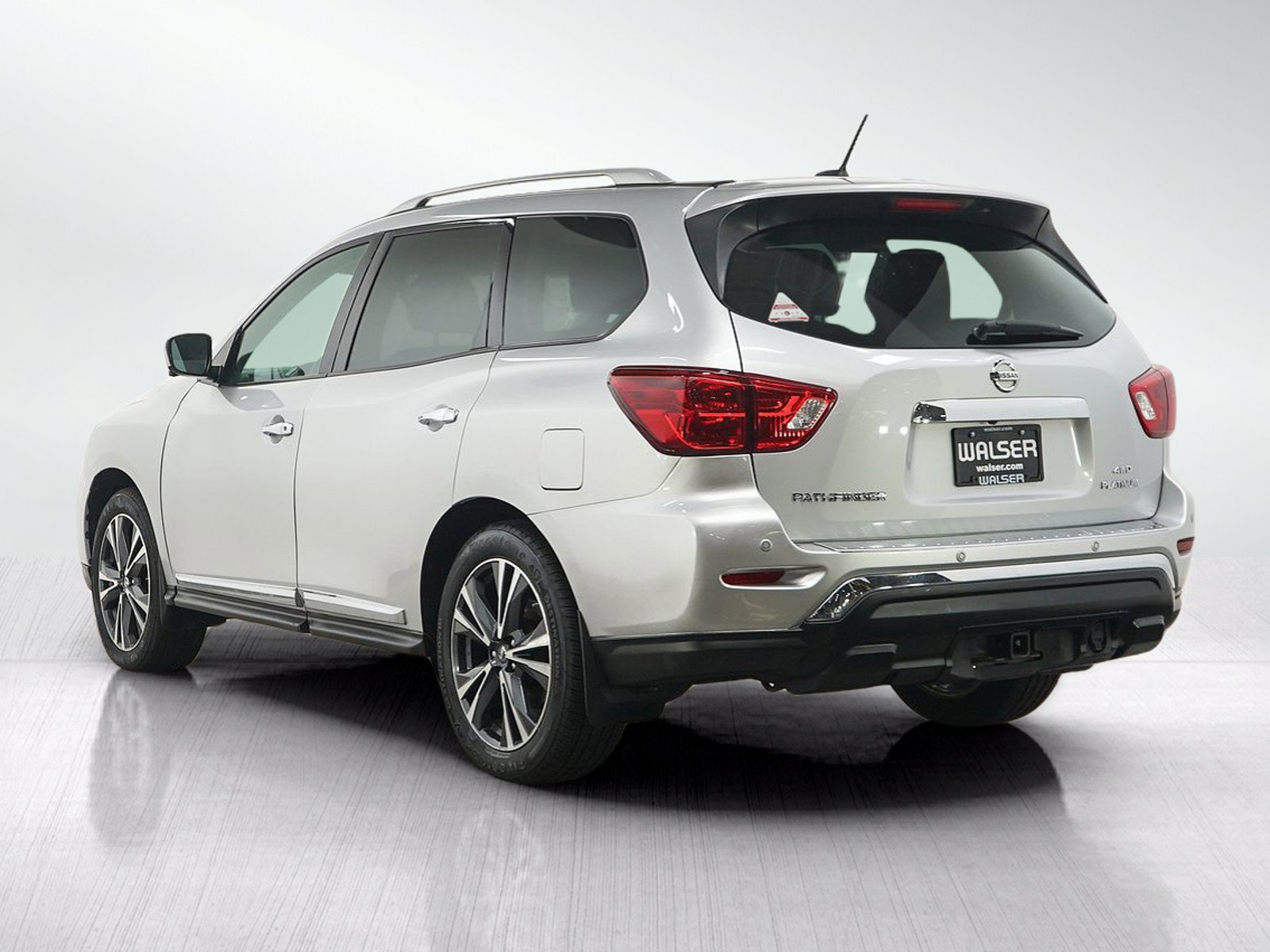 Used 2017 Nissan Pathfinder Platinum w/ Cargo Package AWD/4WD image 3