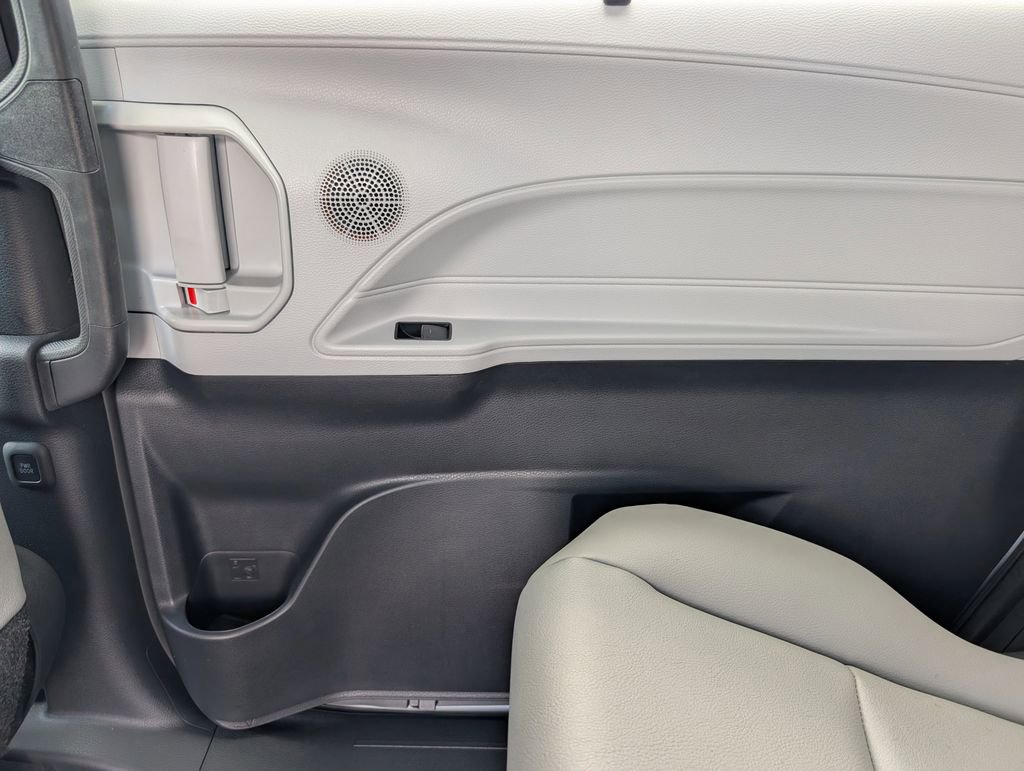 New 2026 Toyota Sienna XLE FWD image 28