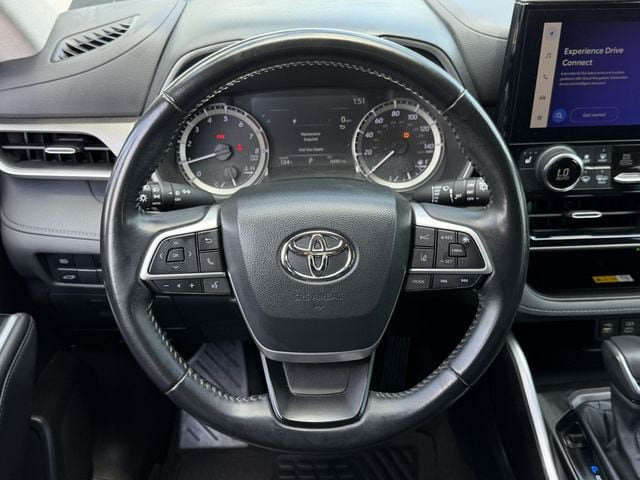 Used 2023 Toyota Highlander XLE FWD image 11