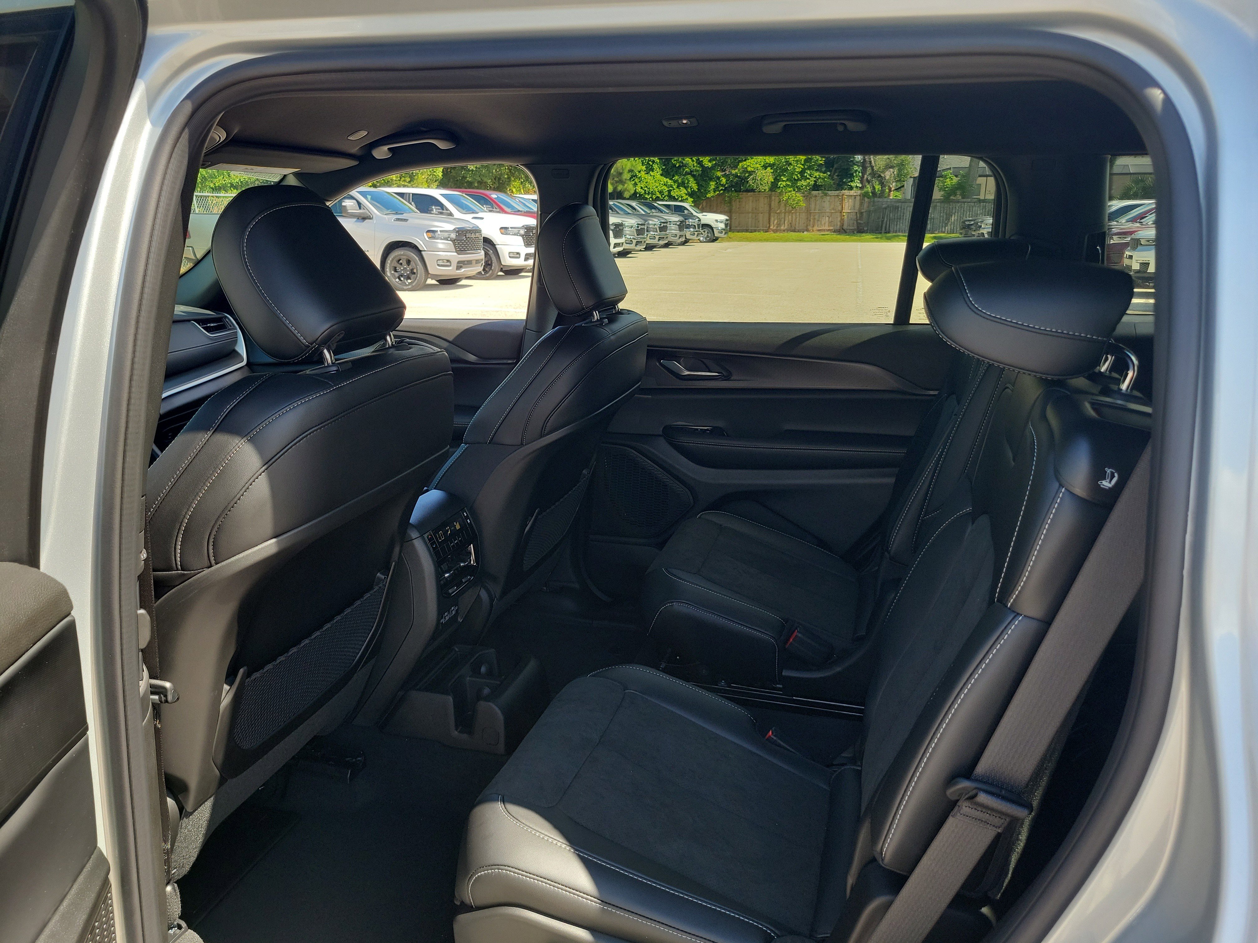 New 2025 Jeep Grand Cherokee L Laredo image 6