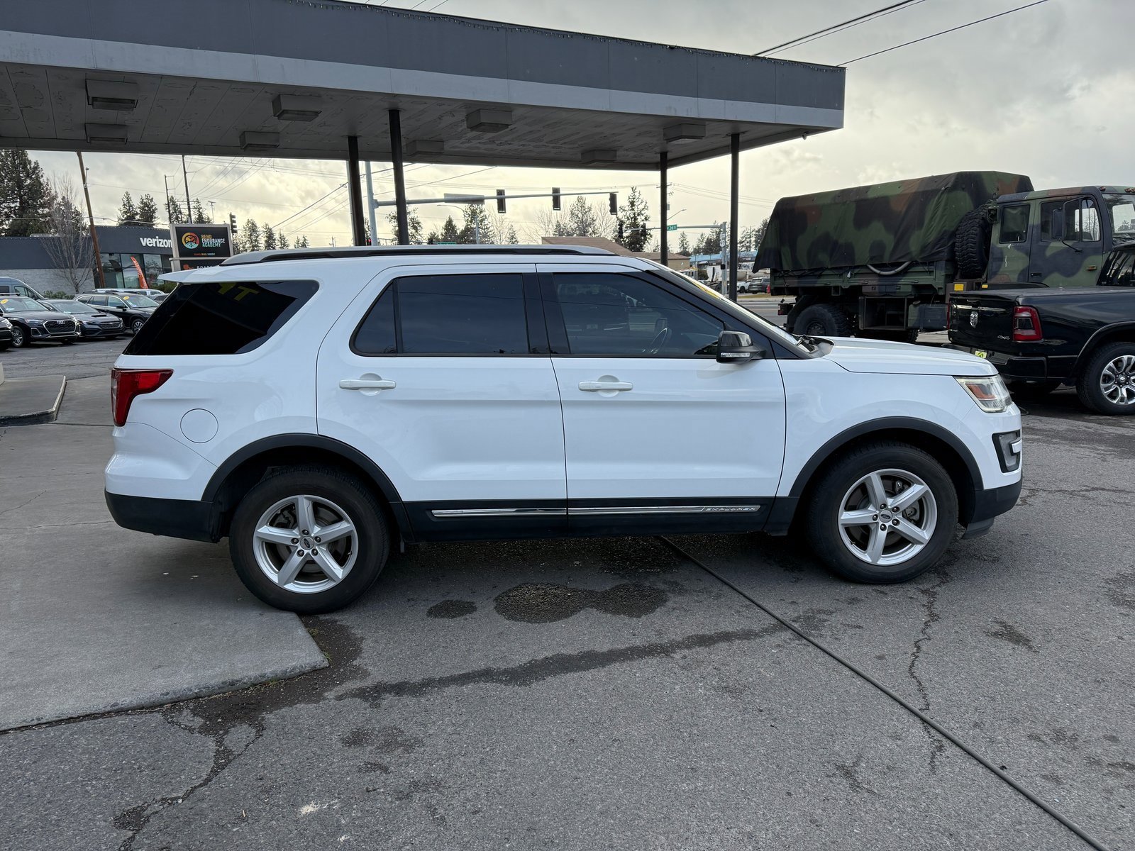 Used 2017 Ford Explorer XLT image 4
