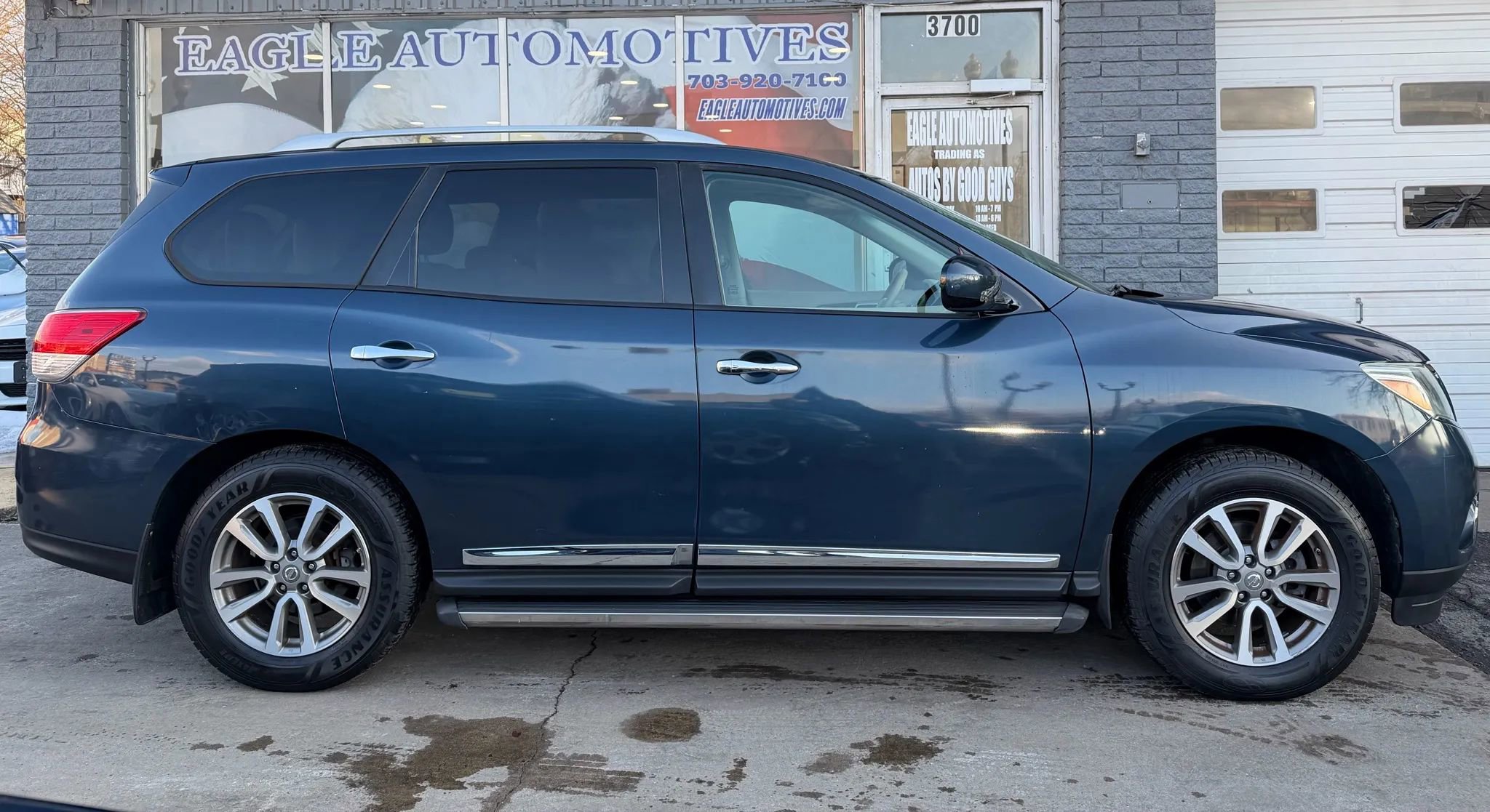 Used 2013 Nissan Pathfinder SL w/ SL Premium Pkg image 2