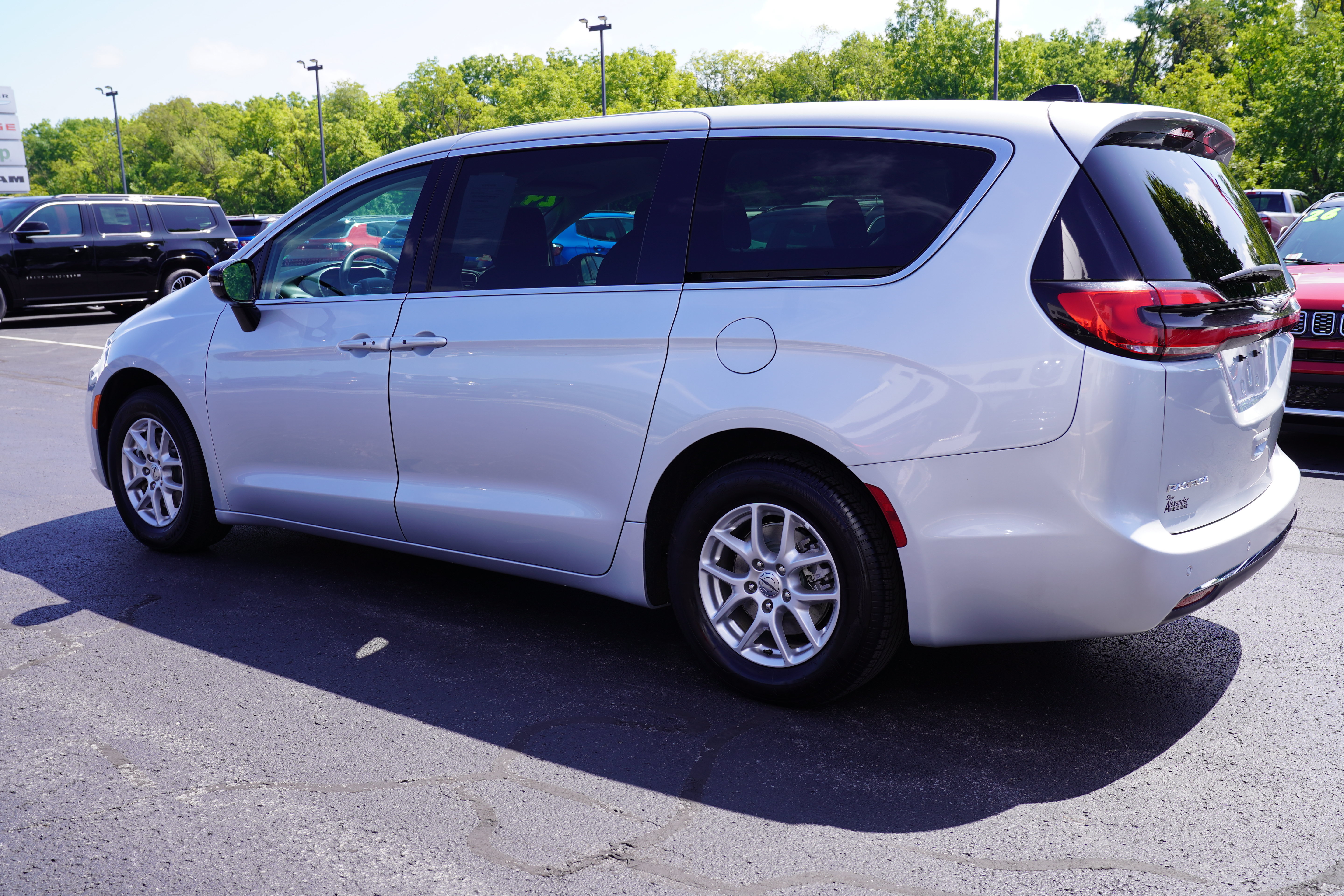 Used 2024 Chrysler Pacifica Touring-L FWD image 10