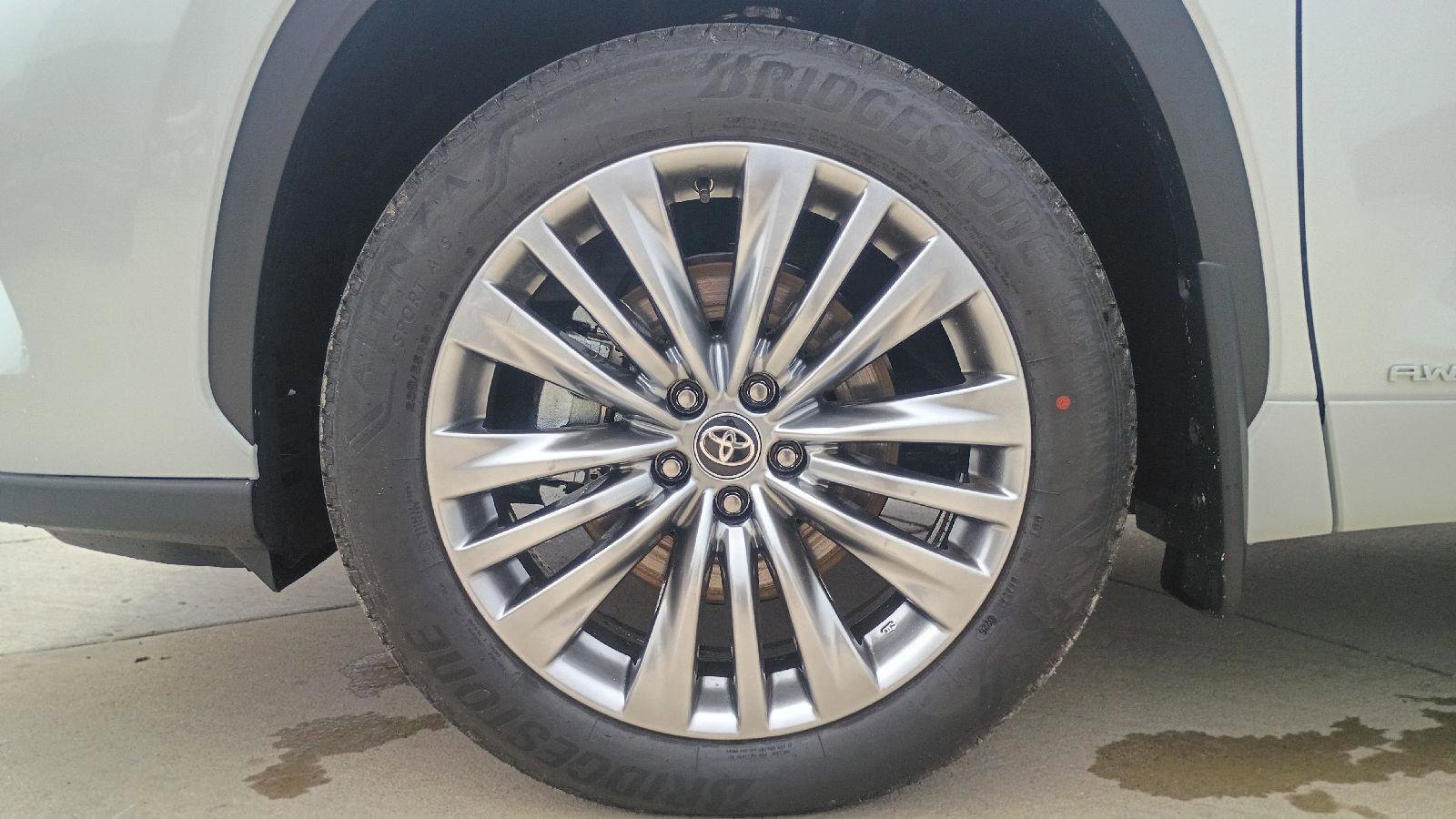 New 2026 Toyota Highlander Platinum image 28