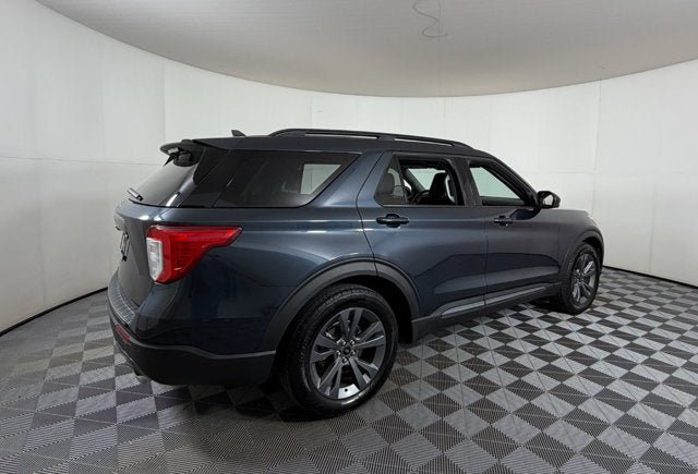 Used 2023 Ford Explorer XLT w/ Equipment Group 202A RWD image 4