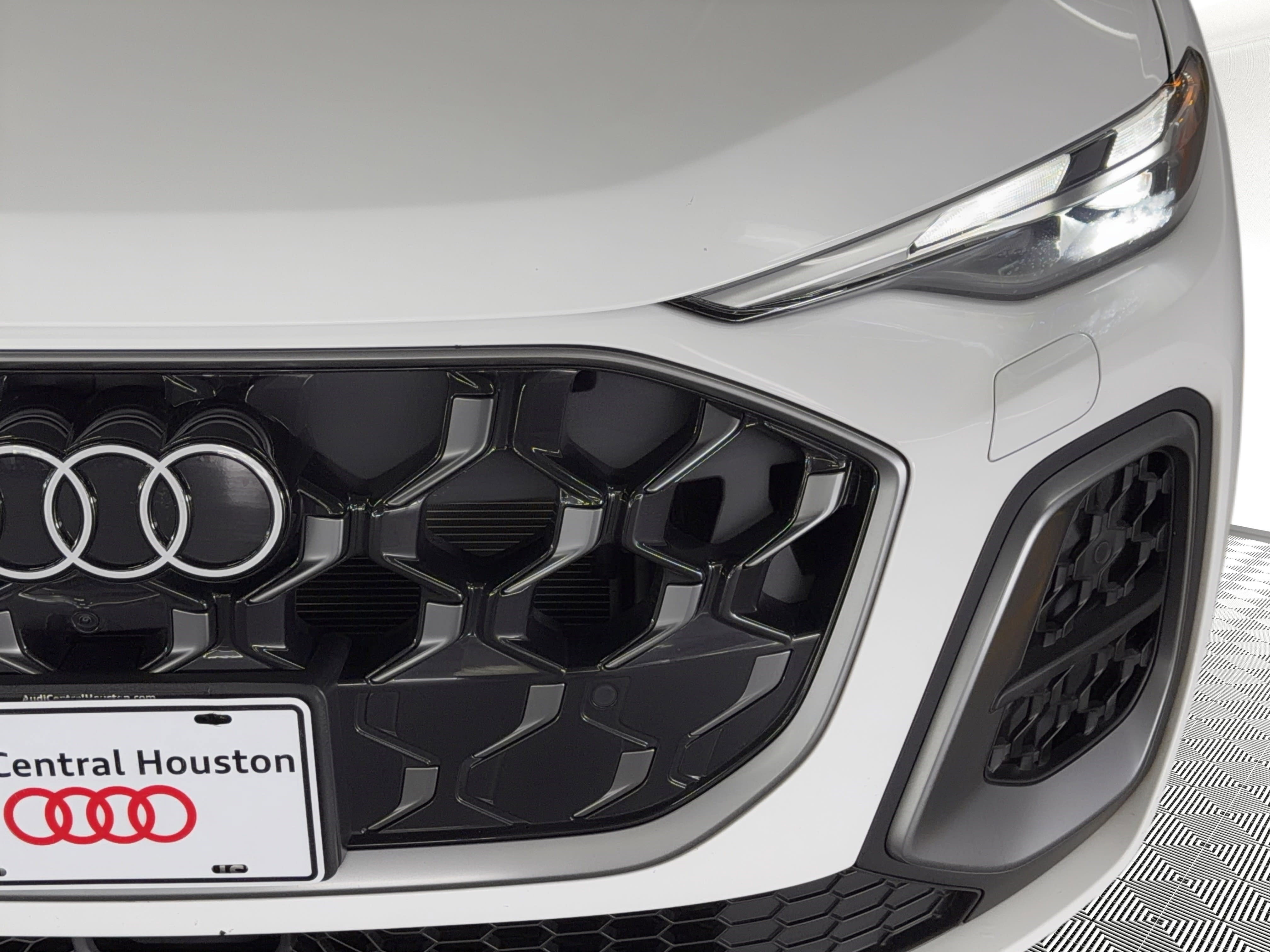 Used 2025 Audi Q5 Premium w/ Convenience Package image 11