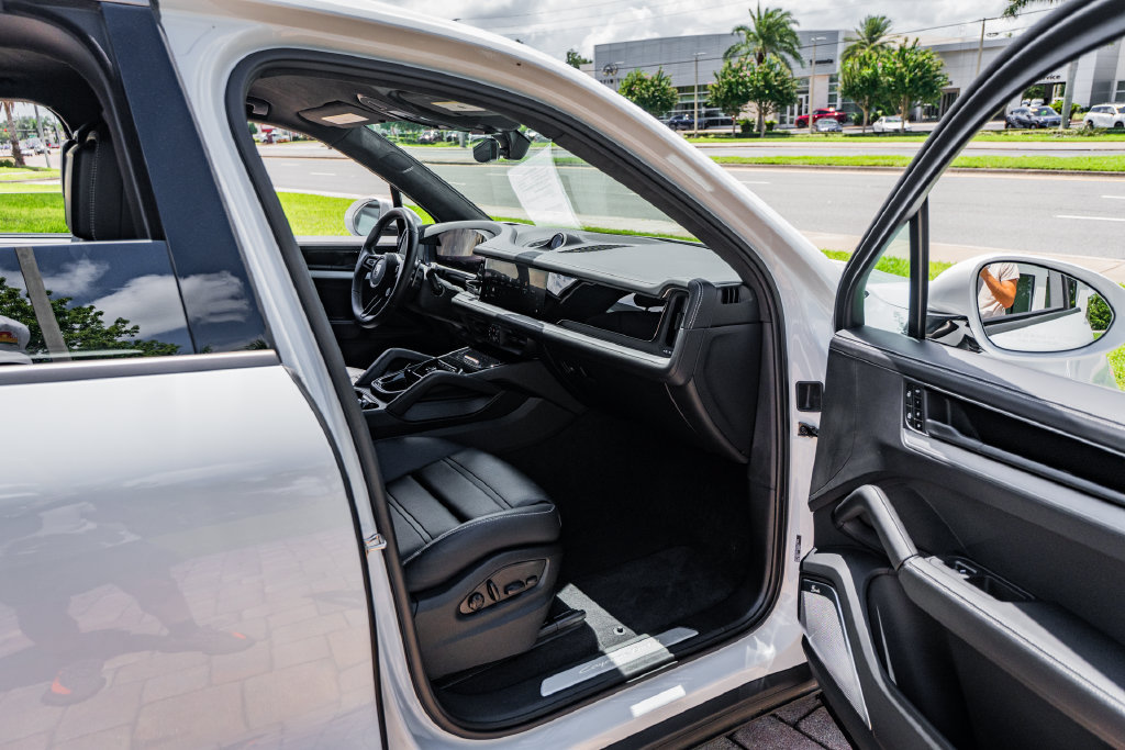 Used 2025 Porsche Cayenne Turbo AWD/4WD image 33