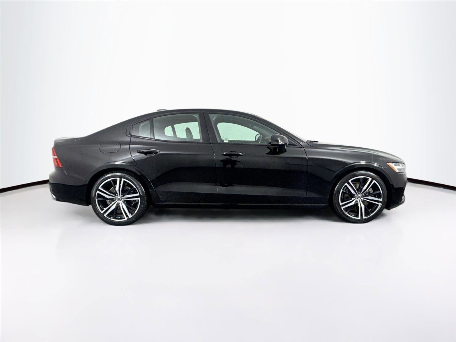 Used 2019 Volvo S60 T5 R-Design image 11