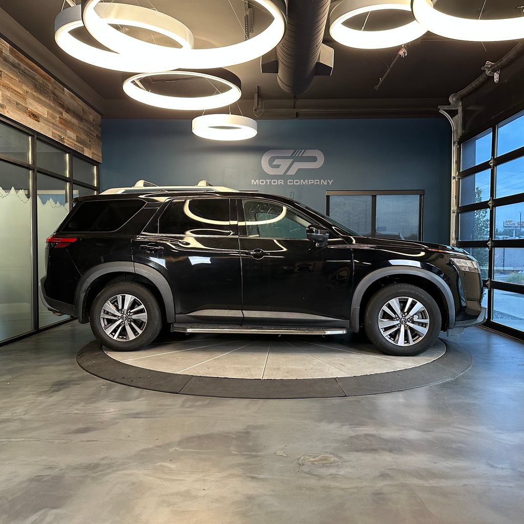 Used 2022 Nissan Pathfinder SL AWD/4WD image 2