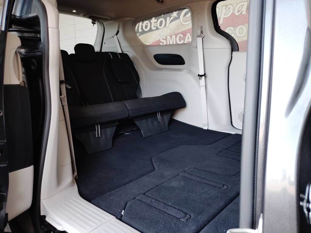 Used 2023 Chrysler Voyager LX FWD image 18