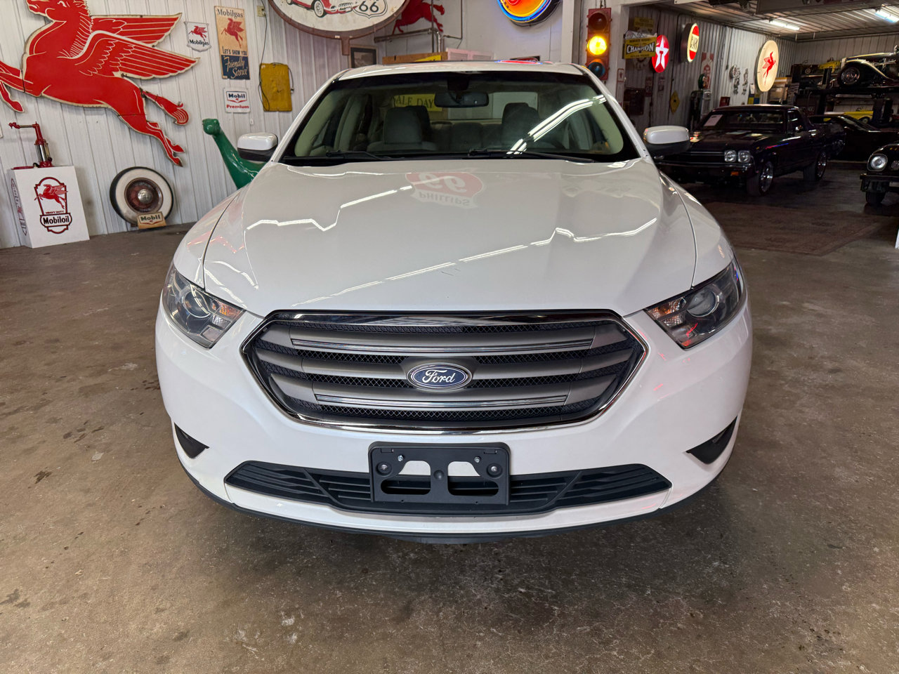 Used 2018 Ford Taurus SEL w/ Equipment Group 201A image 8