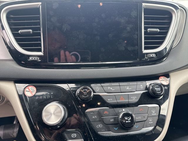 Used 2023 Chrysler Pacifica Touring-L FWD image 14