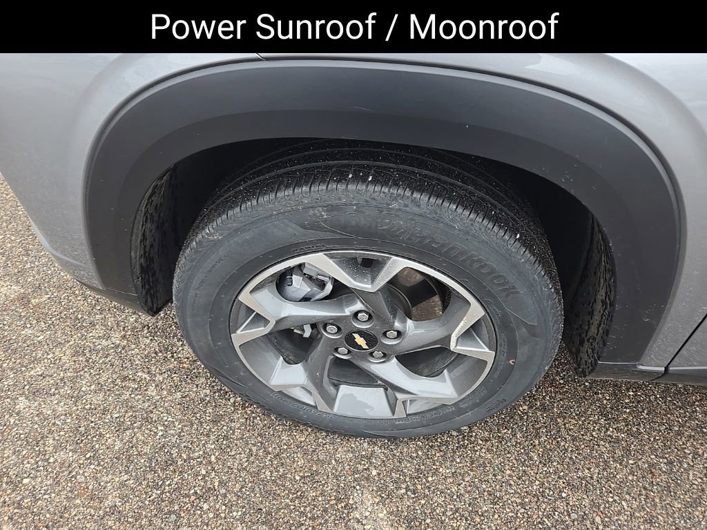 Used 2024 Chevrolet Trax LT w/ Sunroof Package image 9