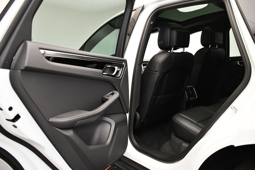 Certified 2026 Porsche Macan AWD/4WD image 44