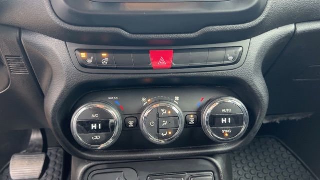 Used 2017 Jeep Renegade Latitude w/ Popular Equipment Group image 21