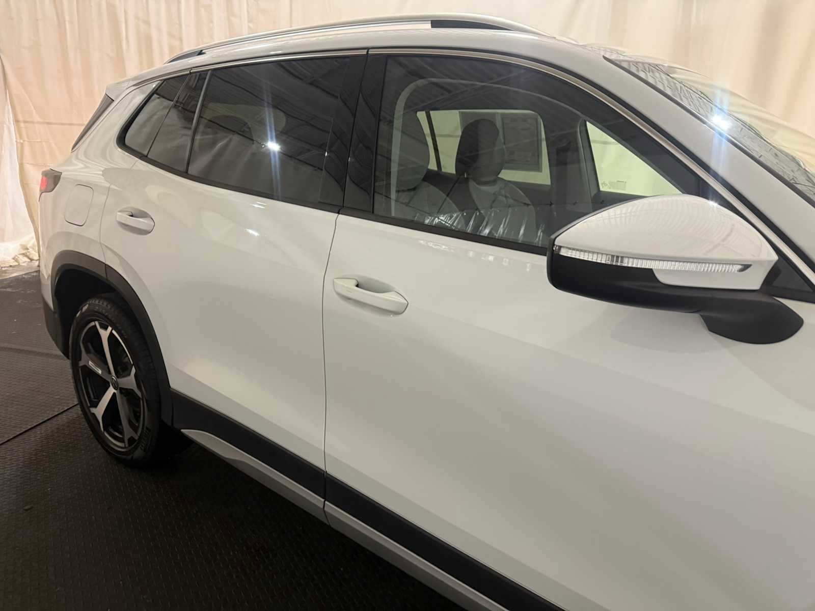 Certified 2025 Volkswagen Tiguan SE image 11