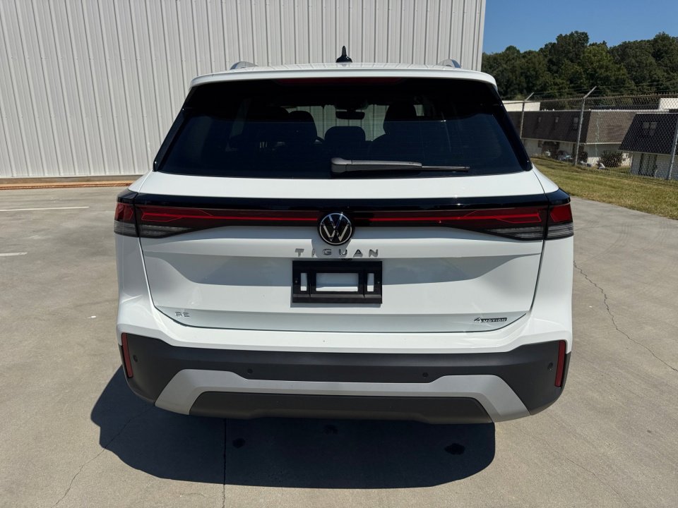 Used 2025 Volkswagen Tiguan SE image 14