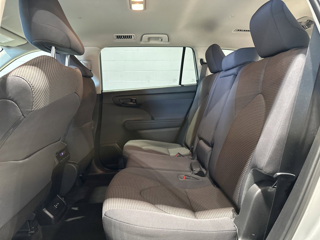 Used 2023 Toyota Highlander LE AWD/4WD image 14