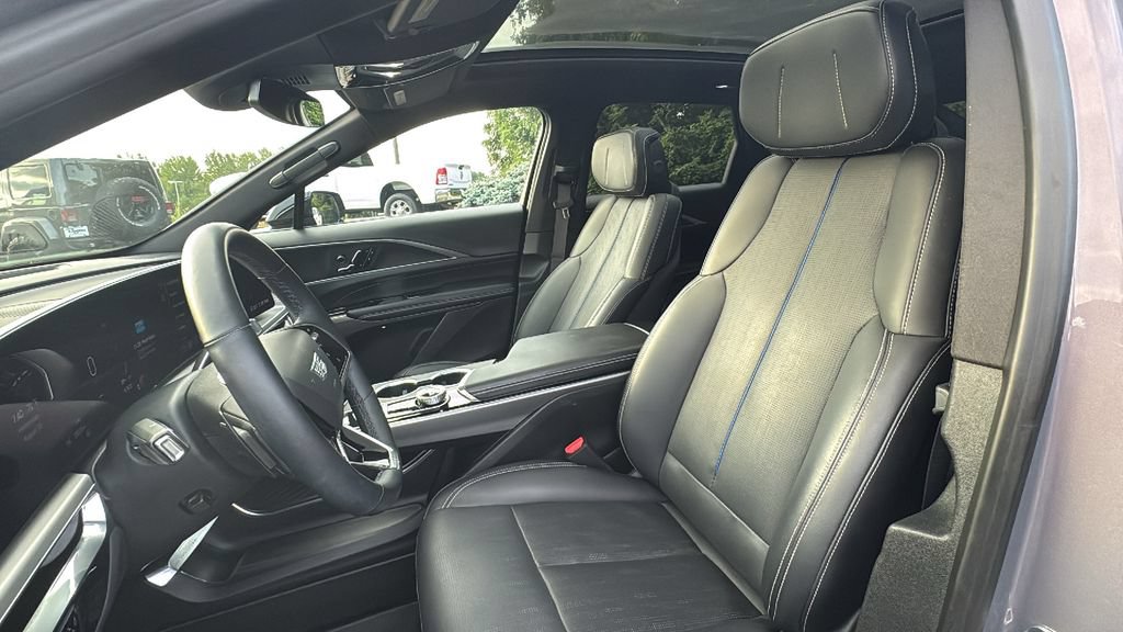 Used 2025 Cadillac Lyriq Luxury AWD/4WD image 10