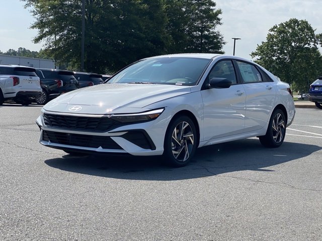 New 2025 Hyundai Elantra SEL image 3