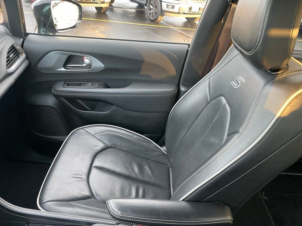 Used 2025 Chrysler Pacifica Limited image 23