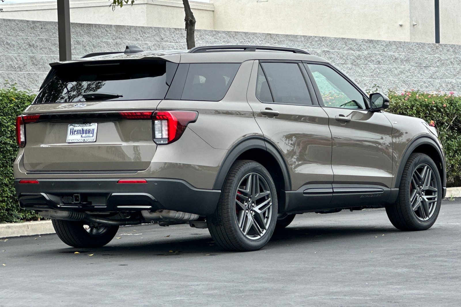 New 2026 Ford Explorer ST-Line w/ ST-Line Street Pack image 4